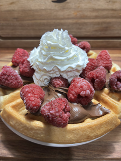 Waffle con frambuesas frescas y nutella