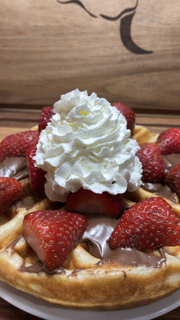 Waffle con frutillas picadas y nutella