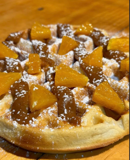 Waffle Liviano con naranjas y azúcar flor