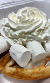 Waffle dulce con marshmallows y nutella