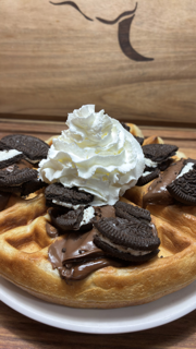 Waffle con galletas Oreo trituradas y chantilly