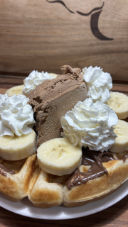 Waffle de la María con dulce de leche, plátano, helado y chantilly